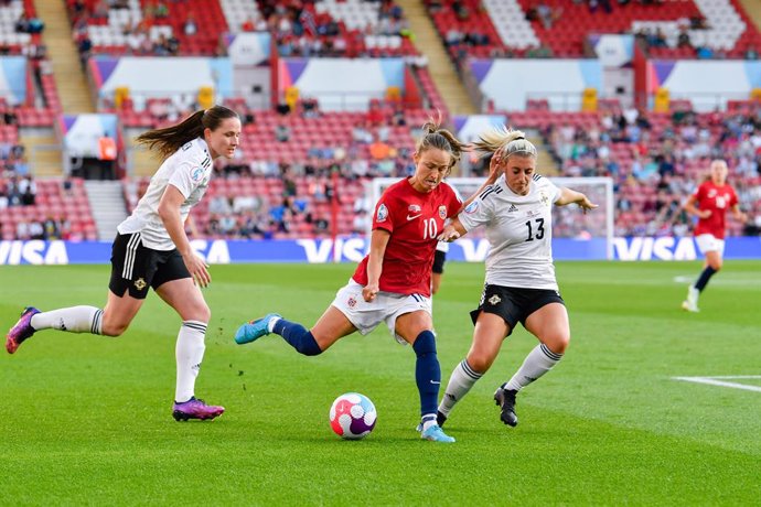 Archivo - Caroline Graham Hansen (10) of Norway on the attack battles for possession with Kelsie Burrows (13) of Northern Ireland and Sarah McFadden (4) of Northern Ireland during the UEFA Women's Euro 2022, Group A football match between Norway and Nor
