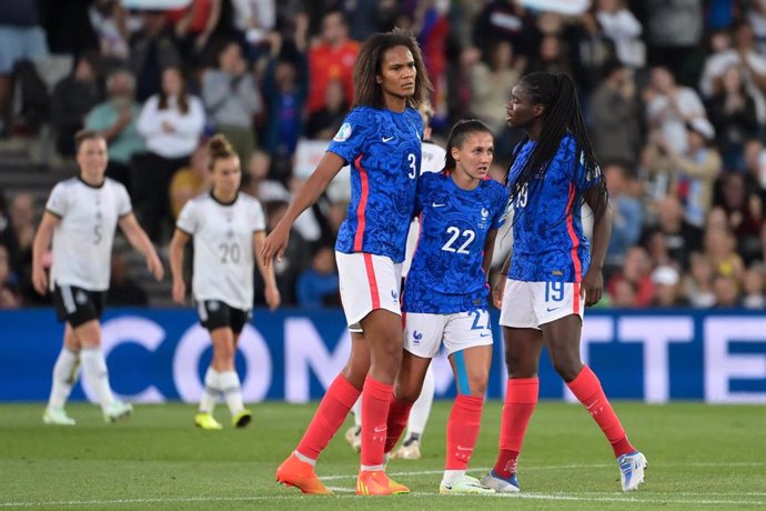 Archivo - Las jugadoras de la selección francesa celebran un gol en la EURO 2022