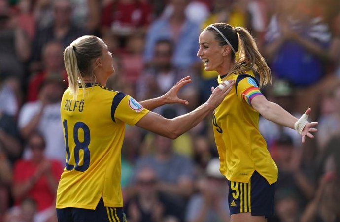 Archivo - 17 July 2022, United Kingdom, Wigan: Sweden's Kosovare Asllani (R) celebrates with Fridolina Rolfo after scoring their side's fourth goal from the penalty spot during the UEFA Women's EURO England 2022 Group C soccer match between Sweden and P