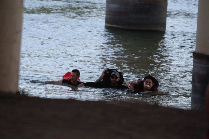 Archivo - Imagen de archivo de migrantes intentando cruzar el río Bravo