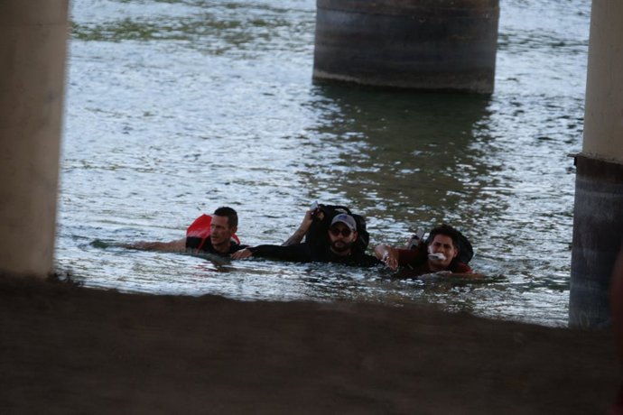 Archivo - 12 July 2022, US, Eagle Pass: Migrants swim up the Rio Bravo River to reach the United States. Photo: Carlos Escalona/ZUMA Press Wire/dpa