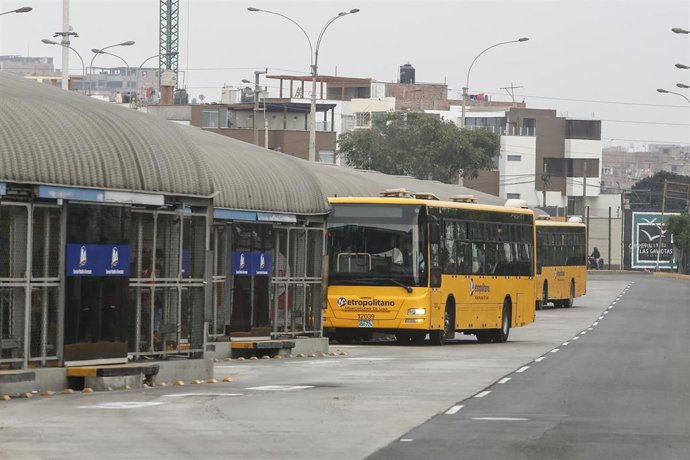 Archivo - Imagen de archivo de buses en Perú
