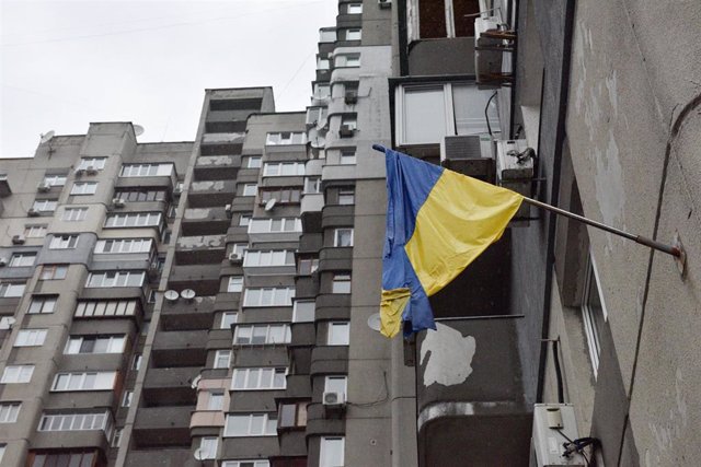 Archivo - Una bandera ucraniana en un edificio en Kiev