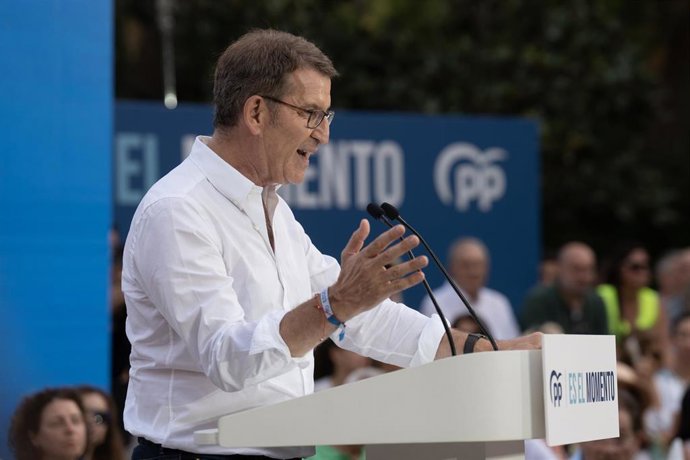 El candidato del PP para la Presidencia del Gobierno, Alberto Núñez Feijóo, durante un mitin para las elecciones del 23J en Turó Park, a 17 de julio de 2023, en Barcelona, Catalunya (España). Feijóo ha participado en un mitin de su partido de cara a las