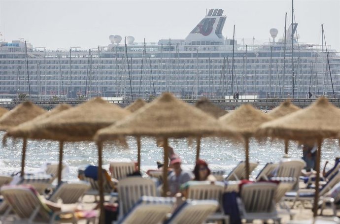 Archivo - Varias personas toman el sol en la playa de la Malvarrosa