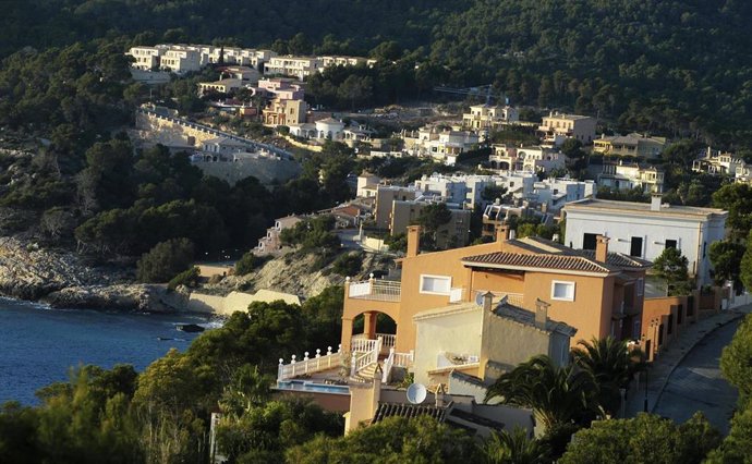 Archivo - Formentera, el sitio con la vivienda de lujo más cara de España, con 9,380 euros el metro cuadrado. En la imagen caserío en la costa, Andratx, Mallorca.