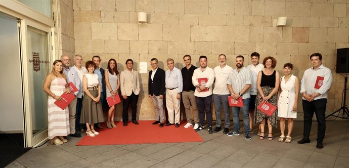 El Ayuntamiento ya luce la placa de la Fundación Docomomo que reconoce el valor arquitectónico del edificio consistorial