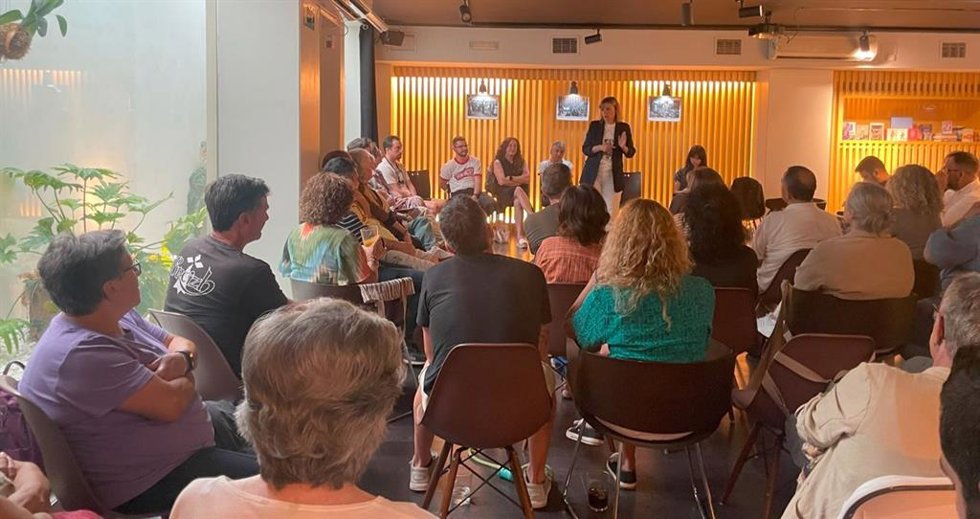 Asamblea de Covadonga Tomé (Podemos) para decidir el apoyo a Barbón en la investidura.