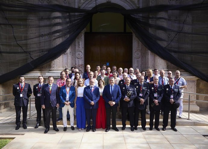 Foto de familia tras el debate final de la Ley de Policías Locales de Andalucía en el Parlamento andaluz. (Foto de archivo).
