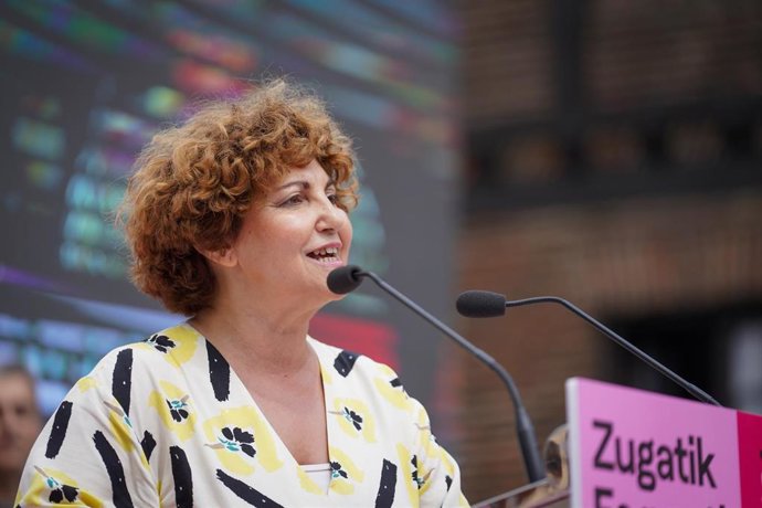 La candidata de Sumar al Congreso por Gipuzkoa, Pilar Garrido, interviene en un acto de campaña, en plaza Burulleria, a 15 de julio de 2023, en Vitoria Gasteiz, Álava, País Vasco (España). Este mitin electoral se enmarca dentro de la campaña electoral q