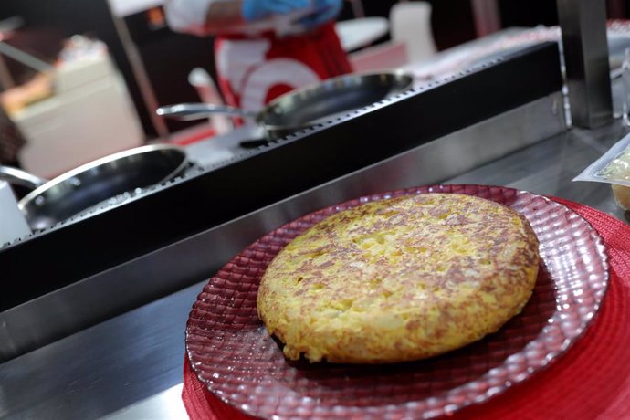 Archivo - Una tortilla de patatas lista para servir en un bar, en Madrid (España) a 24 de febrero de 2020.