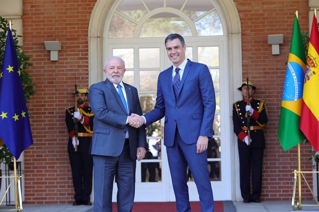 Archivo - El presidente del Gobierno, Pedro Sánchez (d), recibe al presidente de Brasil, Lula da Silva (i), durante un viaje oficial a España, en el Palacio de La Moncloa, a 26 de abril de 2023