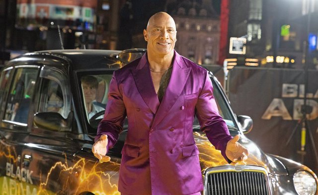 Archivo - 18 October 2022, United Kingdom, London: US actor Dwayne Johnson arrives to attend the UK premiere of Black Adam at Cineworld Leicester Square in London. Photo: Suzan Moore/PA Wire/dpa