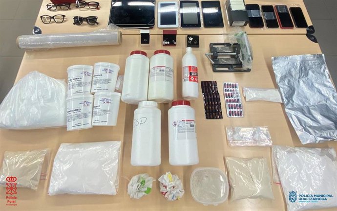 MAterial intervenido a dos detenidos por presunto tráfico de drogas en Pamplona y la Comarca.