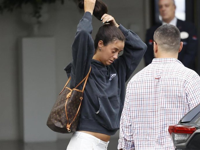 VICTORIA FEDERICA SE ACICALA EN MITAD DE LA CALLE