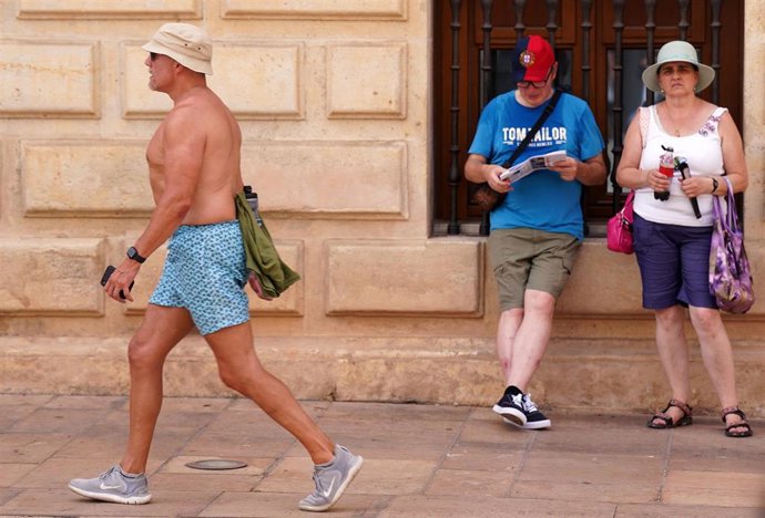 Turistas por las calles de Málaga soportan las altas temperaturas 