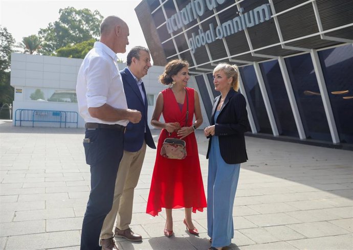 La ministra de Hacienda y Función Pública y cabeza de lista del PSOE al Congreso por Sevilla, María Jesús Montero (c.), este miércoles en Sevilla