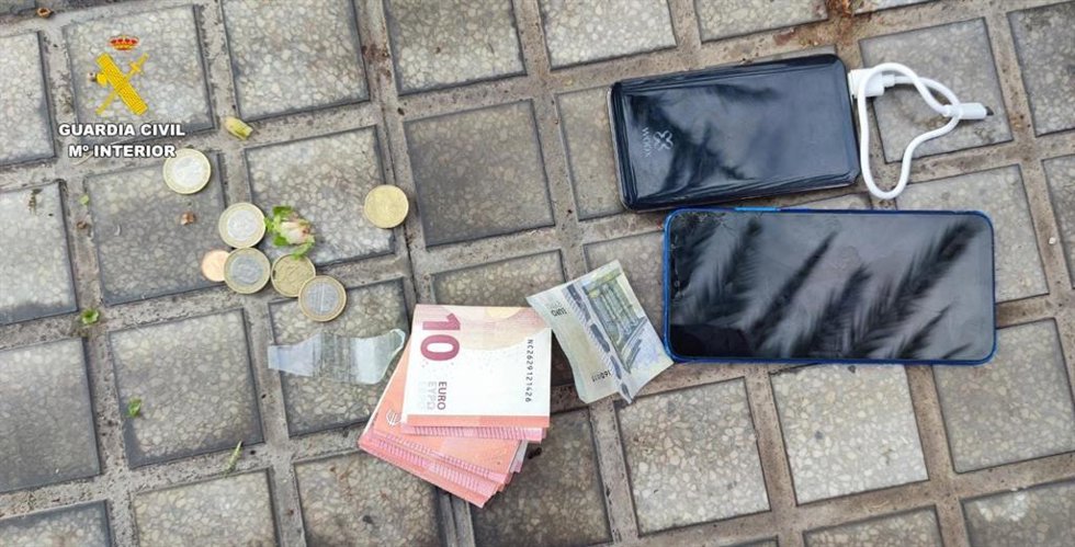 La Guardia Civil de Gran Canaria ha detenido a un varón de 20 años, sin antecedentes policiales, por la presunta autoría de un delito de robo con violencia a una embarazada acaecido en la localidad de Puerto Rico, en el municipio de Mogán