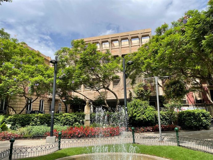 El antiguo edificio de Correos visto desde la Plaza Juan Cassinello.
