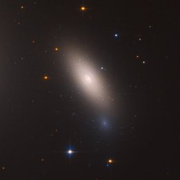 Galaxia sin materia oscura NGC 1277, situada cerca del centro del cúmulo de Perseo, a 240 millones de años luz de la Tierra