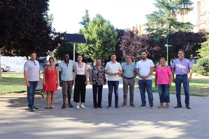 Los candidatos del PSOE a las elecciones generales han mantenido encuentros con colectivos de inmigrantes de la provincia de León.