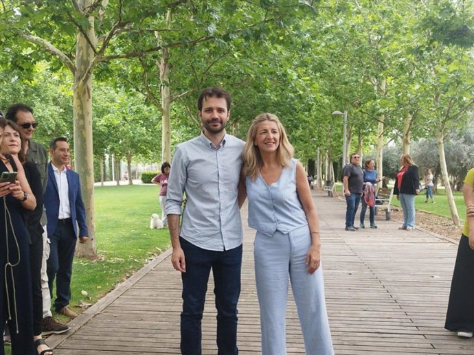 El cabeza de lista de la coalición en la circunscripción de Murcia, Javier Sánchez Serna, junto a Yolanda Díaz