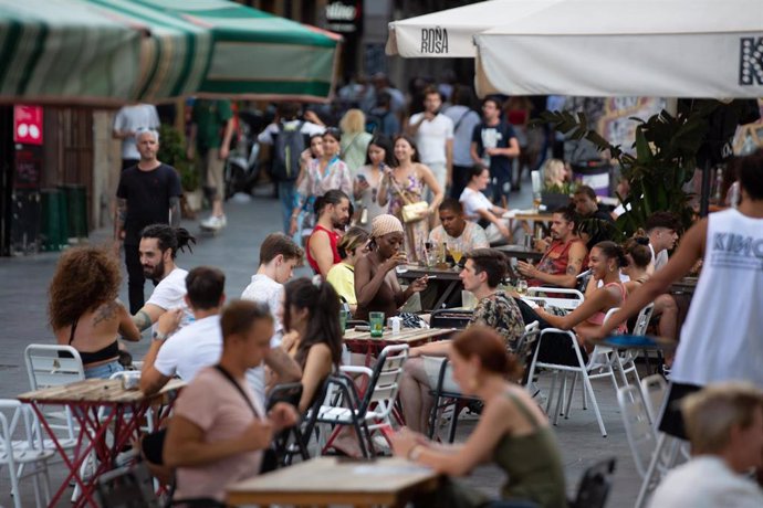 Archivo - Varias personas sentadas en bares en la plaza dels ngels del Raval 