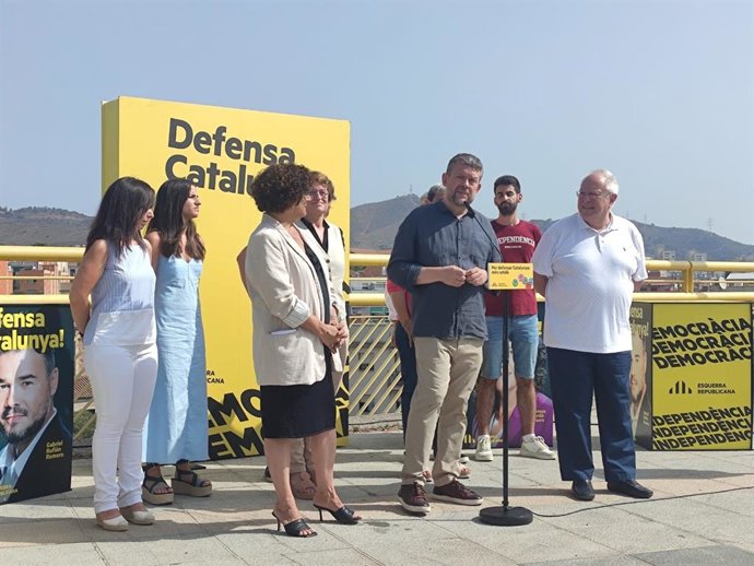 El número 3 de ERC al Congreso por Barcelona, Francesc-Marc Álvaro, durante un mítin de ERC sobre lengua y cultura en el barrio de Horta de Barcelona