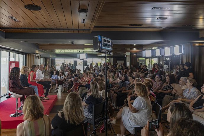La vicesecretaria general del PSOE y cabeza de lista al Congreso por Sevilla, María Jesús Montero (3i), durante un encuentro sobre feminismo junto a Carmen Castilla (2i), Antonio Muñoz (4i) y Lina Gálvez (1i). A 19 de julio de 2023, en Sevilla (Andalucí
