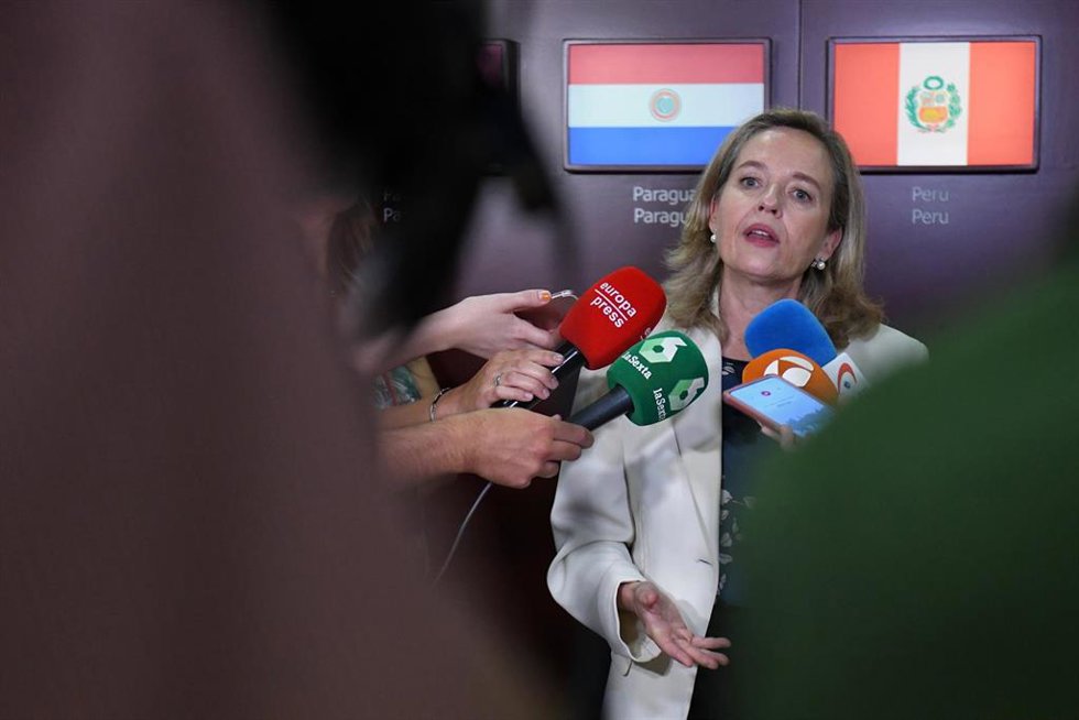 La vicepresidenta primera y ministra de Asuntos Económicos y Transformación Digital, Nadia Calviño, ofrece declaraciones a los medios a su llegada a un encuentro sobre Juventud y Digitalización España - Iberoamérica, en el Organismo Internacional de Juv