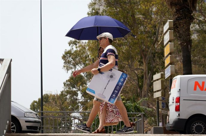 Turistas por las calles de Málga con altas temperaturas 