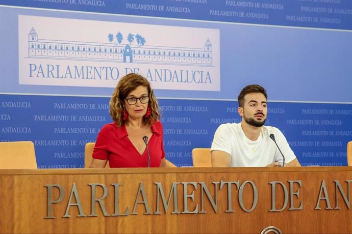 Rueda de prensa de los parlamentarios de Por Andalucía Esperanza Gómez y José Manuel Gómez.