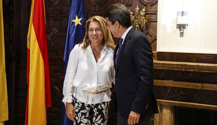 (I-D) La vicepresidenta segunda; titular de Igualdad, Servicios Sociales y Vivienda y secretaria del ejecutivo, Susana Camarero,y el presidente de la Generalitat valenciana, Carlos Mazón tras el anuncio de la composición del Consell de la XI Legislatura