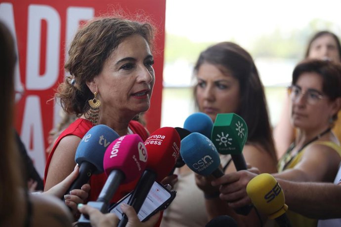 La vicesecretaria general del PSOE, María Jesús Montero, en una atención a medios en Sevilla.