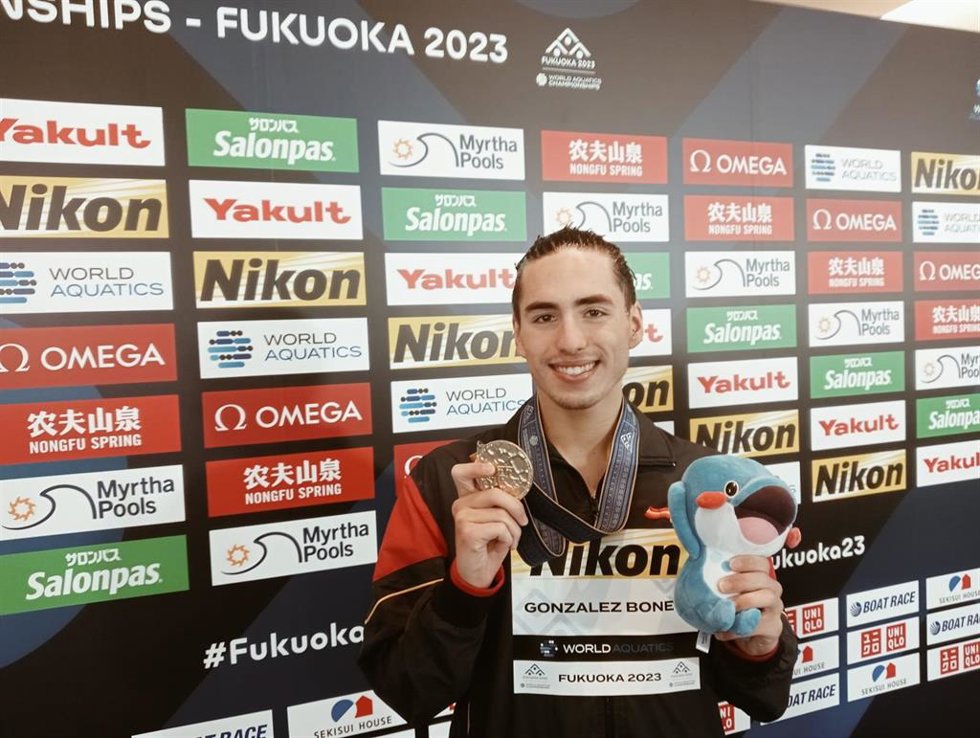 El nadador artístico español Dennis González con la medalla de oro del solo libre en el Mundial de Fukuoka 2023