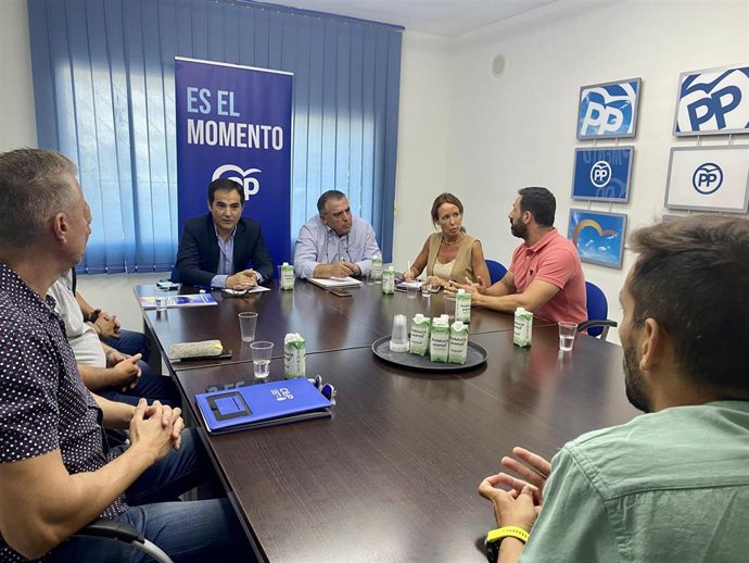 El vicesecretario de Justicia, Administración Local y Función Pública del PP-A, José Antonio Nieto, y los candidatos al Congreso Bartolomé Madrid y Marián Aguilar en su encuentro con sindicatos policiales.