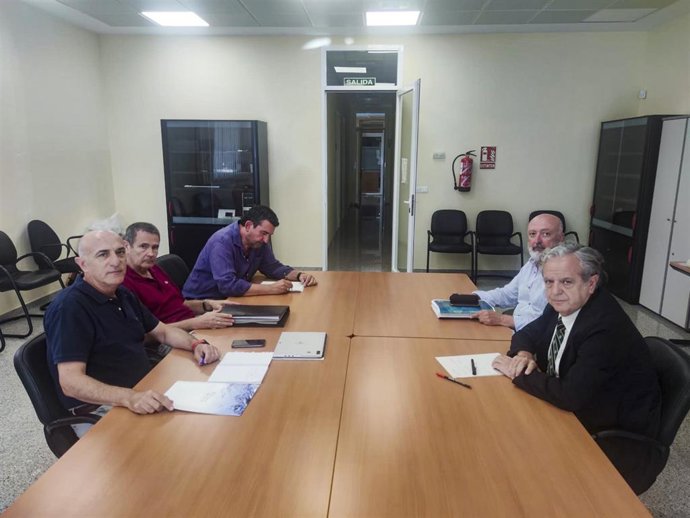 El presidente de la Diputación de Córdoba, Salvador Fuentes (dcha.), en su reunión con la Confederación Hidrográfica del Guadiana.