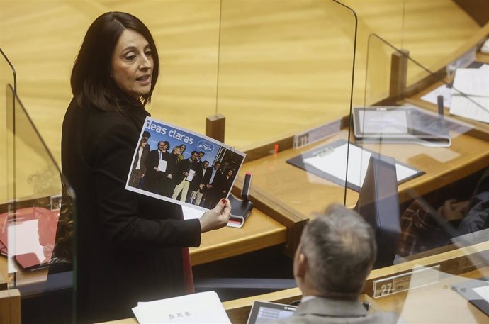 Archivo - Rebeca Torró muestra una imagen del PP a un diputado del Partido Popular, durante una sesión de control