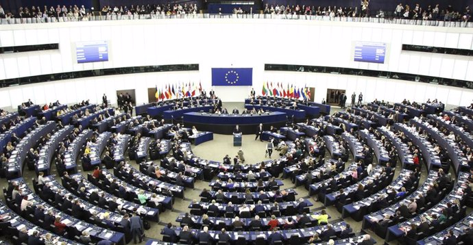 Archivo - Vista del pleno del Parlamento Europeo durante la visita de Emmanuel Macron.