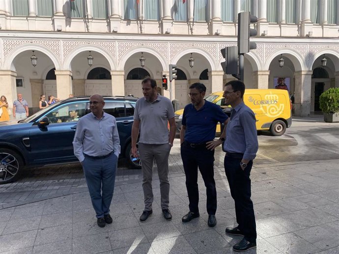 Concejales del Grupo Municipal Socialista, ante el Teatro Calderón, donde han presentado una moción para el próximo Pleno.