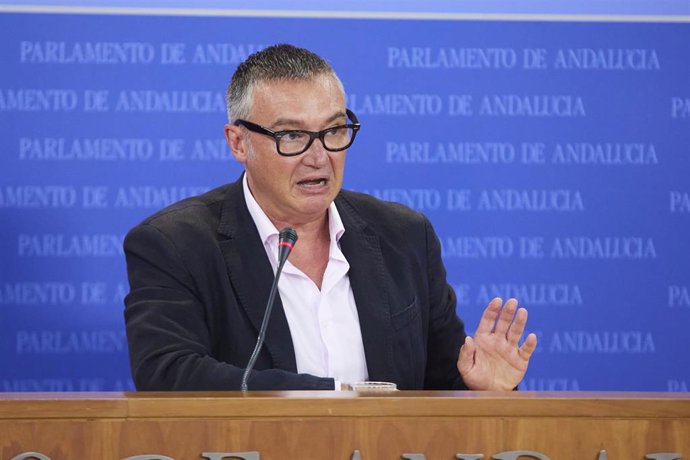 El portavoz del Grupo Parlamentario Vox, Manuel Gavira, durante la ronda de ruedas de prensa de portavoces de los grupos parlamentarios en el Parlamento de Andalucía, a 19 de julio de 2023 en Sevilla (Andalucía, España). Los portavoces de los grupos par
