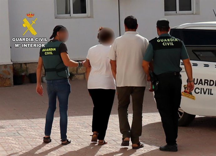 Imagen de los detenidos, custodiados por la Guardia Civil