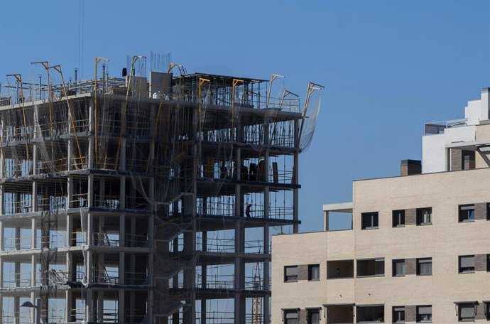 Archivo - Edificios en construcción en la capital.