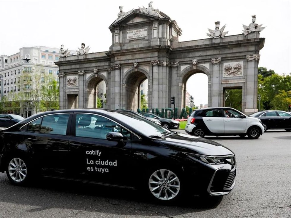 Coche de Cabify frente a la Puera de Alcalá de Madrid.