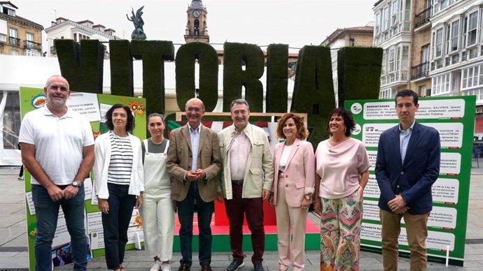 Acto celebrado en la plaza de la Virgen Blanca, en Vitoria- Gasteiz, con el cabeza de lista del PNV al Congreso por Álava, Mikel Legarda, y el cabeza de lista por Bizkaia, Aitor Esteban