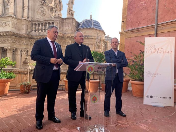 El obispo de la Diócesis de Cartagena, monseñor Lorca Planes, anuncia que las obras para restaurar el imafronte de la Catedral comienzan el 8 de agosto
