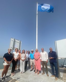 Izado de la bandera azul en el puerto de Sancti Petri.