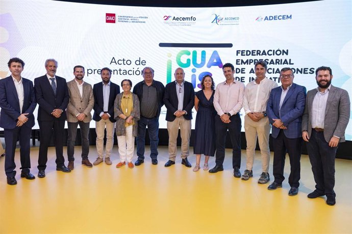Foto de familia en la presentación de Igualis