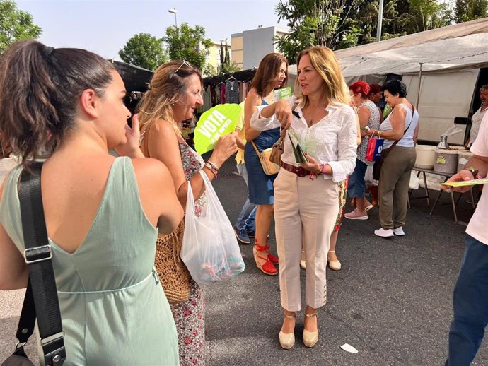 Reyes Romero en su paseo electoral por Alcalá de Guadaíra