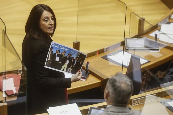 Archivo - Arxiu - Rebeca Torró mostra una imatge del PP a un diputat del Partit Popular, durant una sessió de control